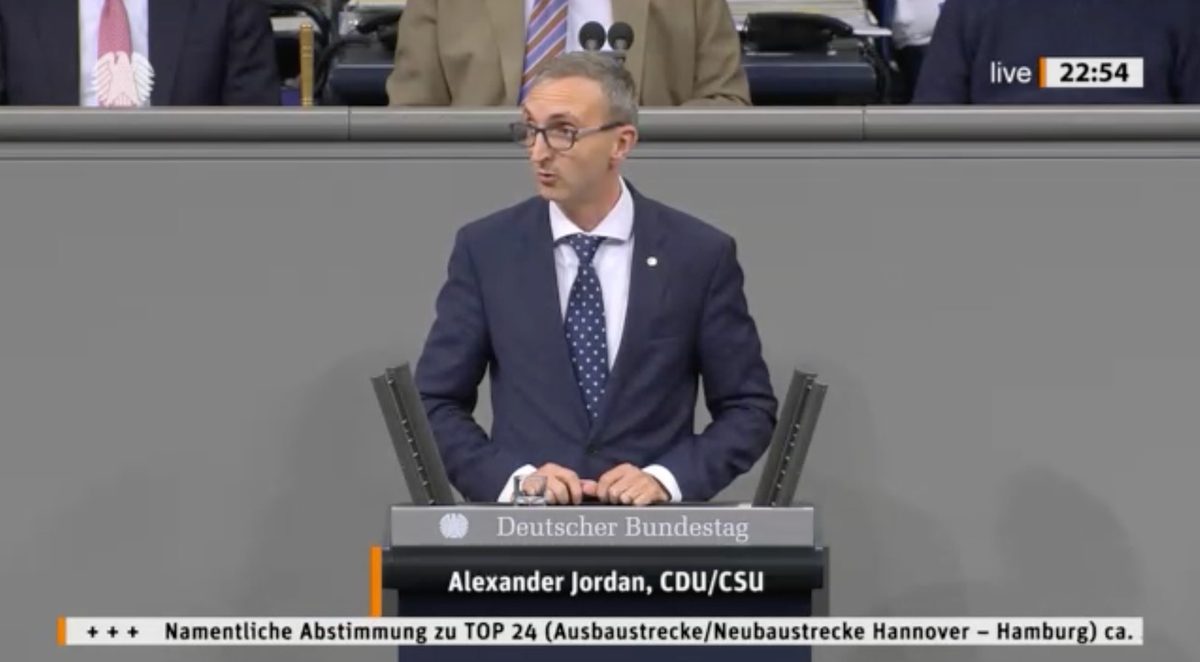 Screenshot der Bundestagsdebatte zur Neubaustrecke Hannover–Hamburg am 8. Oktober 2026